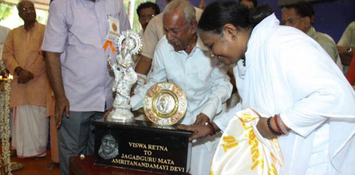 Vishwaretna Puraskar Presented to Chancellor Amma by Hindu Parliament